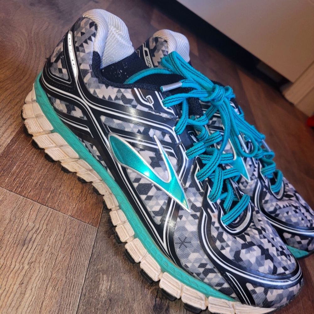 Like NEW Brooks Adrenalin GTS16 edition running shoes
